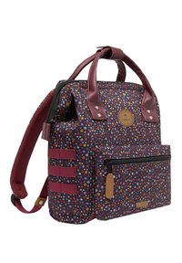 Blumenmuster-Rucksack mit dunklem Hintergrund, burgunderfarbenen Lederakzenten, oberen Tragegriffen, verstellbaren Schultergurten und einer vorderen Reißverschlusstasche.