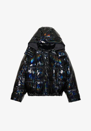 Chaqueta negra tipo plumas con un acabado brillante e iridiscente. Presenta una capucha, diseño corto y puños de Velcro. Textura acolchada notable y cuatro bolsillos.