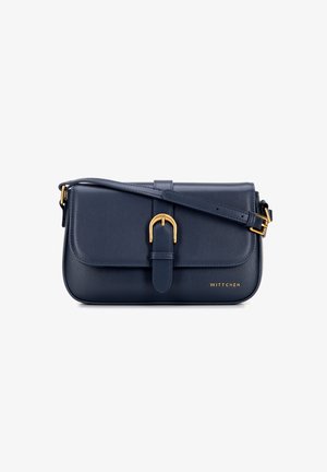 Borsa a mano in pelle blu navy con una texture liscia, forma rettangolare, chiusura a pattina, hardware in tonalità dorata e tracolla rimovibile. Presenta il marchio.