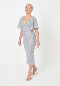BEAUUT EMBELLISHED SEQUINS MIDI  - Koktejlové šaty / šaty na párty - light grey
