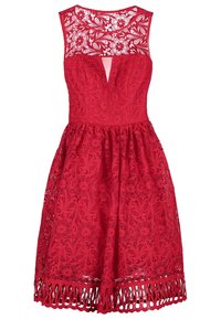 Robe rouge sans manches, longueur genou, avec superposition de dentelle florale, empiècement en dentelle transparente, encolure en V et bord festonné.