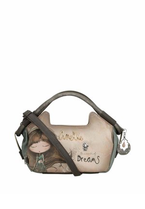 Petit sac à main beige avec une anse foncée, illustration d'une fille en robe verte, texte « Anekke le monde des rêves » et un porte-bonheur en métal.