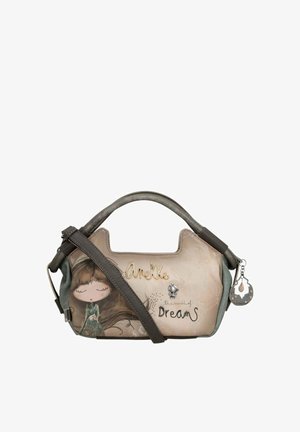 Petit sac à main beige avec une anse foncée, illustration d'une fille en robe verte, texte « Anekke le monde des rêves » et un porte-bonheur en métal.