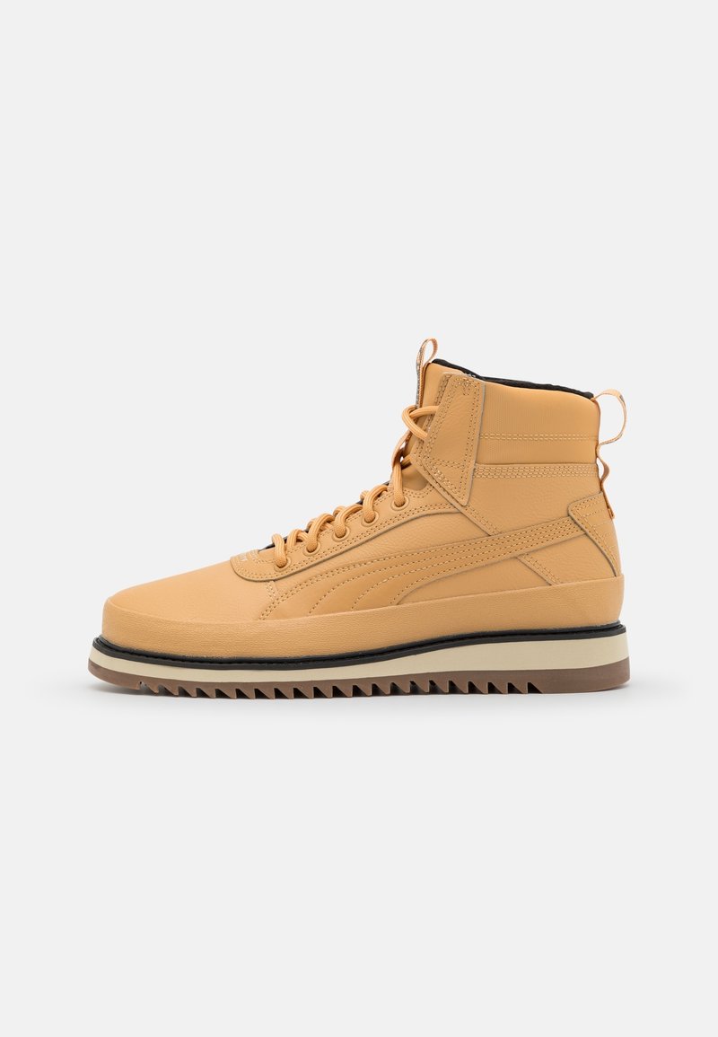 Brązowe skórzane wysokie buty z teksturowanym wykończeniem, wyraźnymi sznurówkami, gumową podeszwą i kontrastem kolorystycznym brązowo-czarnym u podstawy.