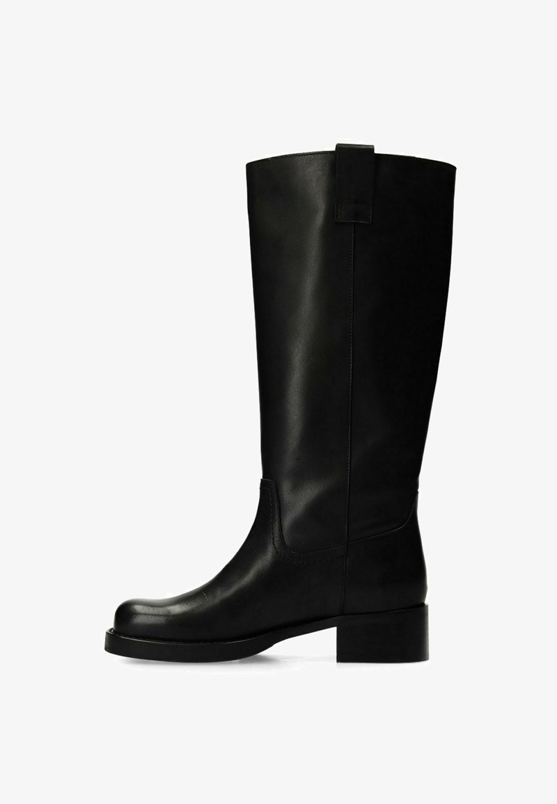 Botte en cuir noire mi-mollet avec un petit talon carré, bout arrondi et une languette de traction à l'arrière en haut.