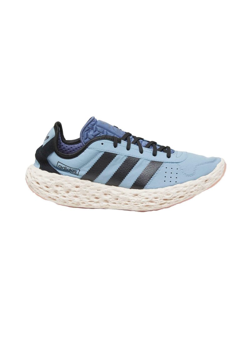 Lichtblauwe sportshoe met zwarte accenten, drie zwarte strepen, textuur bovenkant en een dikke, gevoerde witte zool.