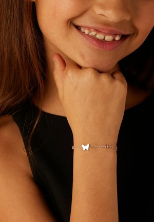 Silberne Schmetterlings-Armband mit einer zarten Kette, die ein glattes, poliertes Design und einen Karabinerverschluss aufweist.
