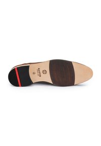 Semelle de chaussure en cuir marron avec une surface lisse distinctive, un talon en caoutchouc et une bande rouge d'accent. Présente un logo de marque embossé et des détails de taille.