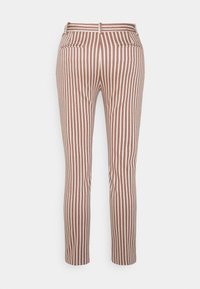 Pantalons rayés en beige et rouille, avec une coupe slim, une couture centrale au dos, deux poches arrière et une texture lisse.