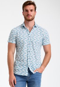 Šviesiai mėlynas trumparankovis marškinėlis su geometriniu raštu ir kontrastingais tamsiai mėlynais mygtukais. Slim fit kirpimas su standartiniu apykakle.