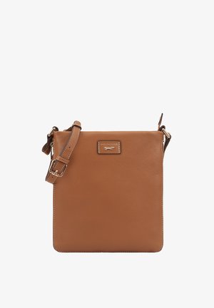 Bruine leren schoudertas met verstelbare strap en gouden gesp, met een klein rechthoekig merklabel aan de voorkant.