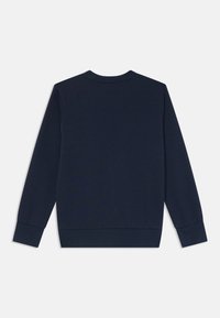 Sudadera de manga larga color azul marino con cuello redondo, con puños y dobladillo acanalados, vista desde atrás sobre un fondo blanco.