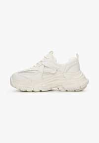 Witte chunky sneakers met een textuur bovenkant, mesh accenten en een dikke rubberen zool. Voorzien van veters en een treklus achteraan.
