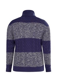 Maglione a strisce blu navy e grigio con collo alto, caratterizzato da trame in maglia cable texture e finiture a coste sui polsini e sull'orlo.