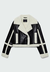 Chaqueta de cuero negra recortada con acentos de borreguillo blanco, cuello con muescas y rayas horizontales en las mangas. Cuenta con dos bolsillos frontales.