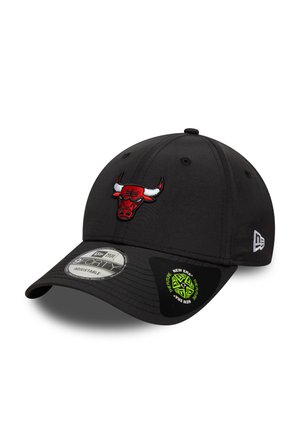 Black baseball cap with red embroidered Chicago Bulls logo on front, adjustable fit, featuring a green and black tag on the side.