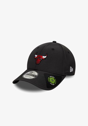 Schwarze Baseballkappe mit rotem, gesticktem Chicago Bulls-Logo auf der Vorderseite, verstellbare Passform, mit einem grünen und schwarzen Etikett an der Seite.