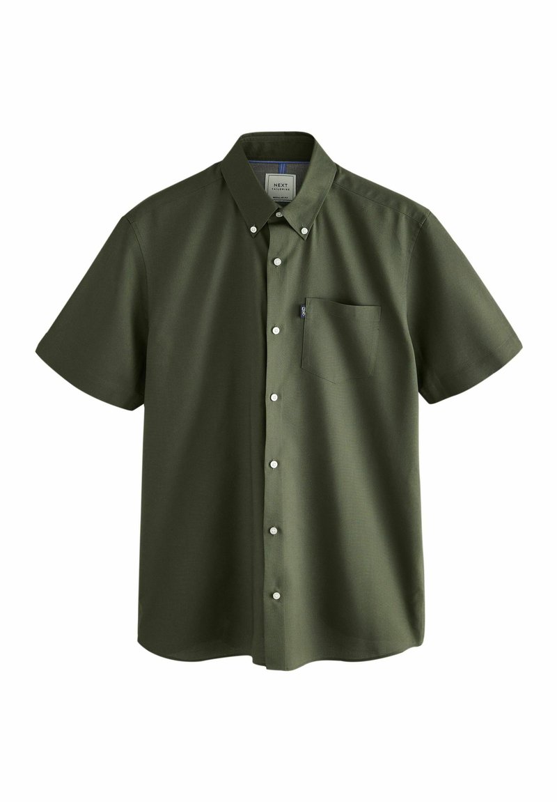 Chemise à manches courtes en coton vert foncé. Dotée d'une poche poitrine et d'une petite étiquette logo, avec des boutons blancs et un col.