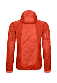 Rote, puffy Jacke mit Kapuze, ausgestattet mit einer gesteppten Textur, kontrastierenden Elementen und einem Logo am Ärmel. Das Design ist schlank und modern.