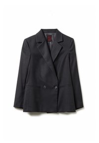 Blazer noir à double boutonnage avec revers crantés, deux boutons et poches passepoilées, suspendu sur un fond blanc.
