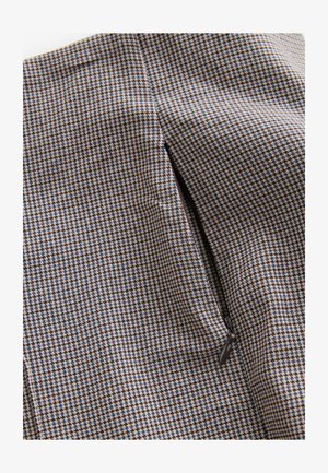 Braun-blau kariertes Gewebe mit einer sichtbaren Reißverschlusstasche, ausgestattet mit einer strukturierten Webart und scharfen Linien, die ein maßgeschneidertes Design verkörpern.