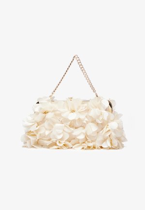 Witte bloemenhandtas met een gatherend stoffen oppervlak, gouden kettingriem en metalen sluiting. Heeft textuur op de bloemblaadjes voor extra detail.