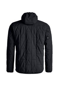 Schwarze gepolsterte Jacke mit Kapuze, ausgestattet mit einem gesteppten Design mit dreieckigen Mustern, strukturiertem Stoff und einem Logo auf dem linken Ärmel.
