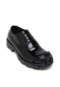 Chaussure en cuir verni noir avec un bout arrondi, des lacets et une épaisse semelle noire dotée d'un détail protecteur distinctif à l'avant.
