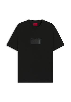 Schwarzes T-Shirt mit kurzen Ärmeln und rundem Ausschnitt, dezentes schwarzes "HUGO"-Logo auf der Brust, rotes Markenetikett im Kragen.