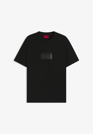 Schwarzes T-Shirt mit kurzen Ärmeln und rundem Ausschnitt, dezentes schwarzes "HUGO"-Logo auf der Brust, rotes Markenetikett im Kragen.