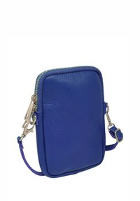 Sac bandoulière en cuir bleu avec une finition texturée, doté d'une fermeture éclair argentée, d'une sangle amovible et d'une forme rectangulaire.