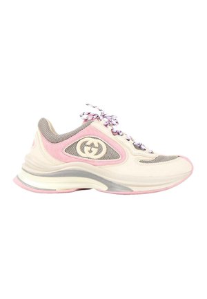 Zapatilla baja con detalles en rosa, beige y gris, paneles de malla, cordones estampados y un logo doble G en el lateral.