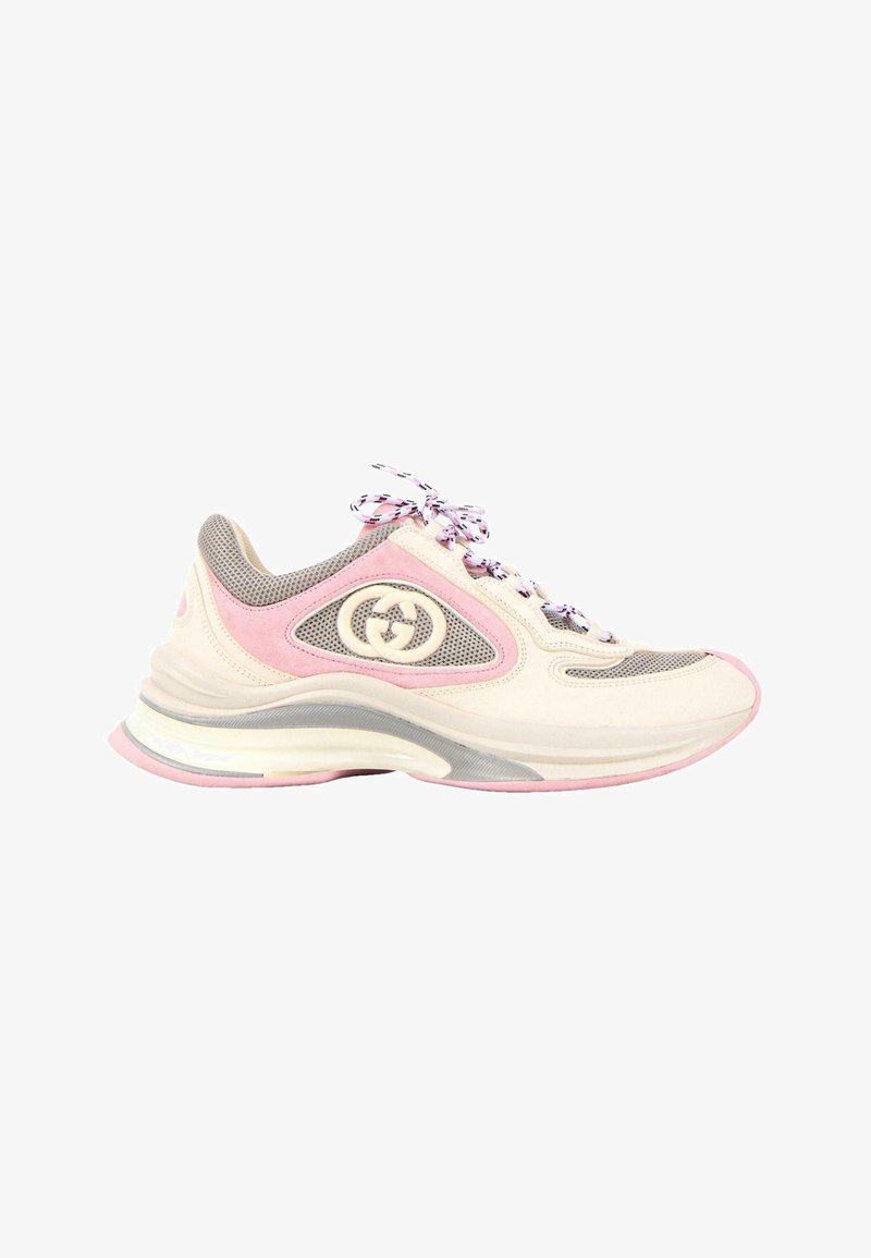 Basket basse avec des détails roses, beiges et gris, panneaux en mesh, lacets à motif et un logo double G sur le côté.