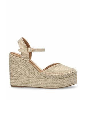 Sandalias de cuña beige con upper tejido texturizado, tira en el tobillo y media suela de yute trenzado. Punta redondeada con un sutil detalle de patrón.