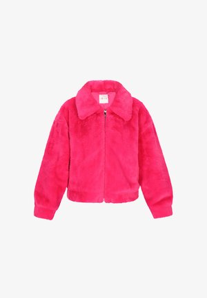 Spilgtas rozā mākslīgās kažokādas jaka ar plašu apkakli, priekšējo rāvējslēdzēju un garām piedurknēm, parādīta uz baltā fona.