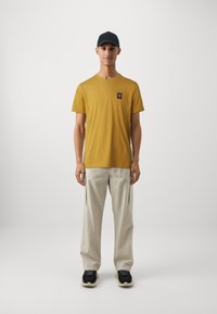 Belstaff Basic póló - glaze yellow
