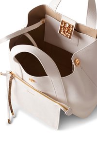 Weißes Leder-Shopper mit doppelten Griffen, goldenen Beschlägen und einer externen Reißverschlusstasche mit einem strukturierten Riemen und Logodetail innen.
