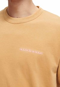 Scotch & Soda Camiseta básica - sand