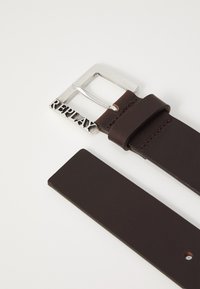 Cintura in pelle marrone con una fibbia rettangolare in argento, su cui è impresso la parola "REPLAY". Texture liscia con dettagli di cucitura visibili.