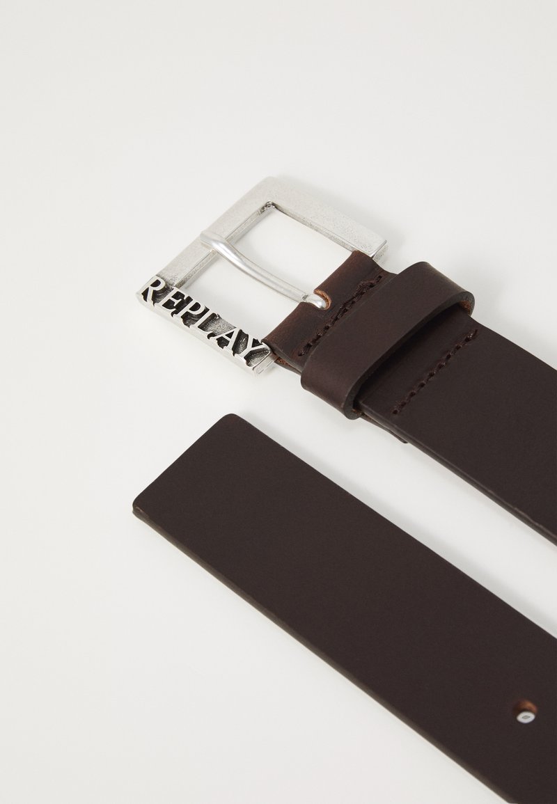 Cintura in pelle marrone con una fibbia rettangolare in argento, su cui è impresso la parola "REPLAY". Texture liscia con dettagli di cucitura visibili.