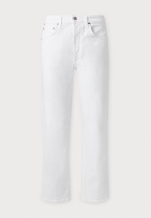 Vaqueros blancos de corte recto con cierre de botones delanteros, presillas para cinturón y bolsillos delanteros y traseros, mostrados sobre un fondo claro y liso.