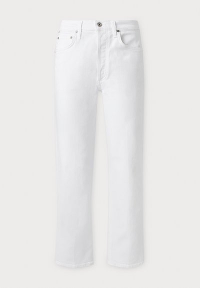 Άσπρα τζιν παντελόνια με ίσια γραμμή, εμπρόσθιο κλείσιμο με κουμπιά, θηλιές για ζώνη, μπροστινές και πίσω τσέπες, εμφανίζονται σε ένα απλό φωτεινό φόντο.