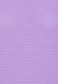 Hellvioletter Strickstoff mit einem strukturierten, gleichmäßigen Strickmuster. Das Material wirkt weich und flexibel, geeignet für Kleidung oder Accessoires.