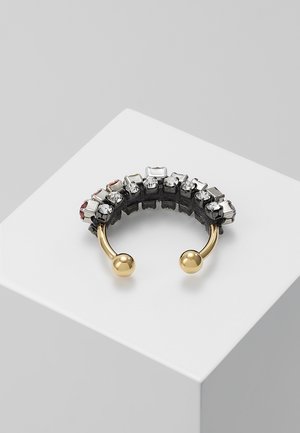 Oorbellen met manchetklem in goudkleurige toon met twee bolvormige uiteinden, voorzien van een gebogen rij multicolor vierkante en ronde strasstenen op een zwarte achtergrond.