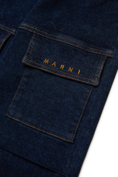 Džinsu audums dziļā jūras zila krāsā ar redzamu tekstūru. Satur lielu kabatu ar zelta pēdām un izšūtu "MARNI" logo.