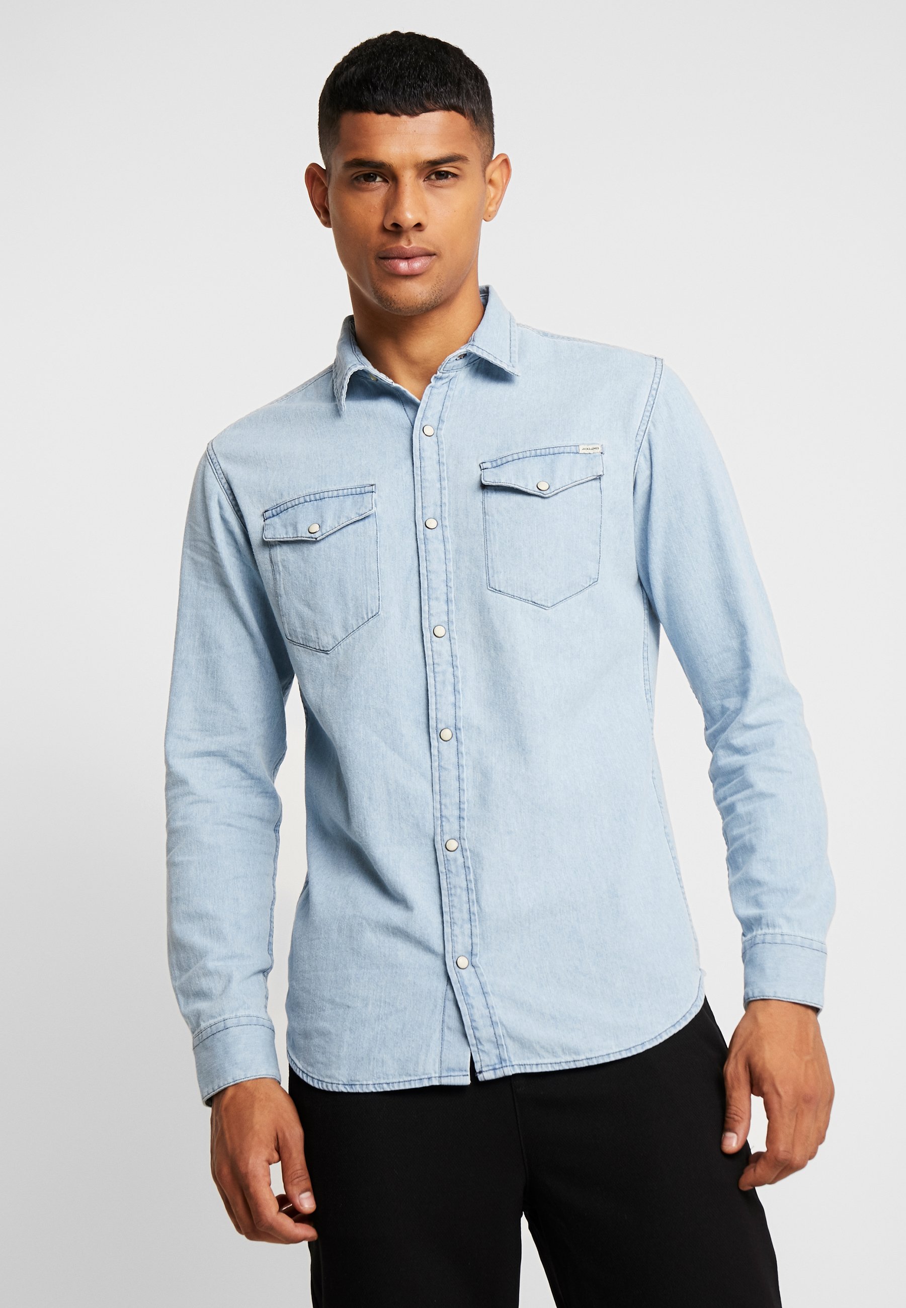 gray shirt light blue jeans