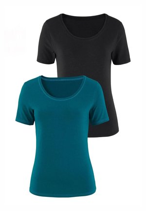 Zwei kurzärmelige T-Shirts mit U-Boot-Ausschnitt, eines schwarz und eines petrol, dargestellt auf weißem Hintergrund.