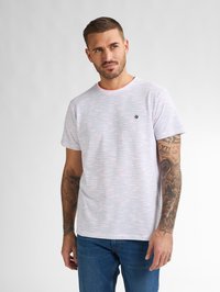Tricou din bumbac cu dungi, cu mâneci scurte, de culoare roz deschis, cu linii subțiri albastre. Are un gât rotund și un mic logo pe piept.