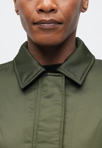 MICHAEL Michael Kors REVERSIBLE CROPPED  - Bombertakki - ivy