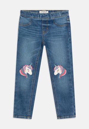 Blaue Jeans im Slim-Fit-Stil. Verziert mit zwei gestickten Einhörnern auf der Vorderseite, jedes mit einer mehrfarbigen Mähne und pinken Akzenten.